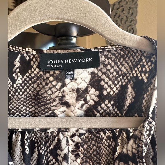 Jones New York Woman Reptile print silky blouse.  Long sleeves  - Size 20W - Picture 2 of 10